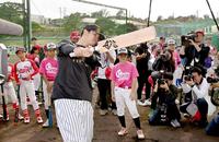 　野球教室でクリケットバットを用いて子供たちに教える佐藤輝（撮影・田中太一）