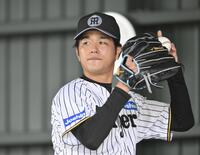 　ブルペンで投球練習する高橋（撮影・西田忠信）