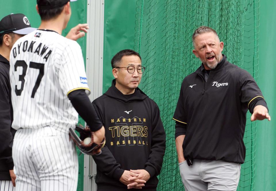 　及川（左）と話すウィリアムス駐米スカウト