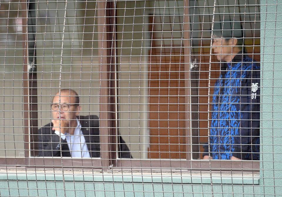 　ＤｅＮＡ・三浦監督（右）と話す岡田オーナー付顧問