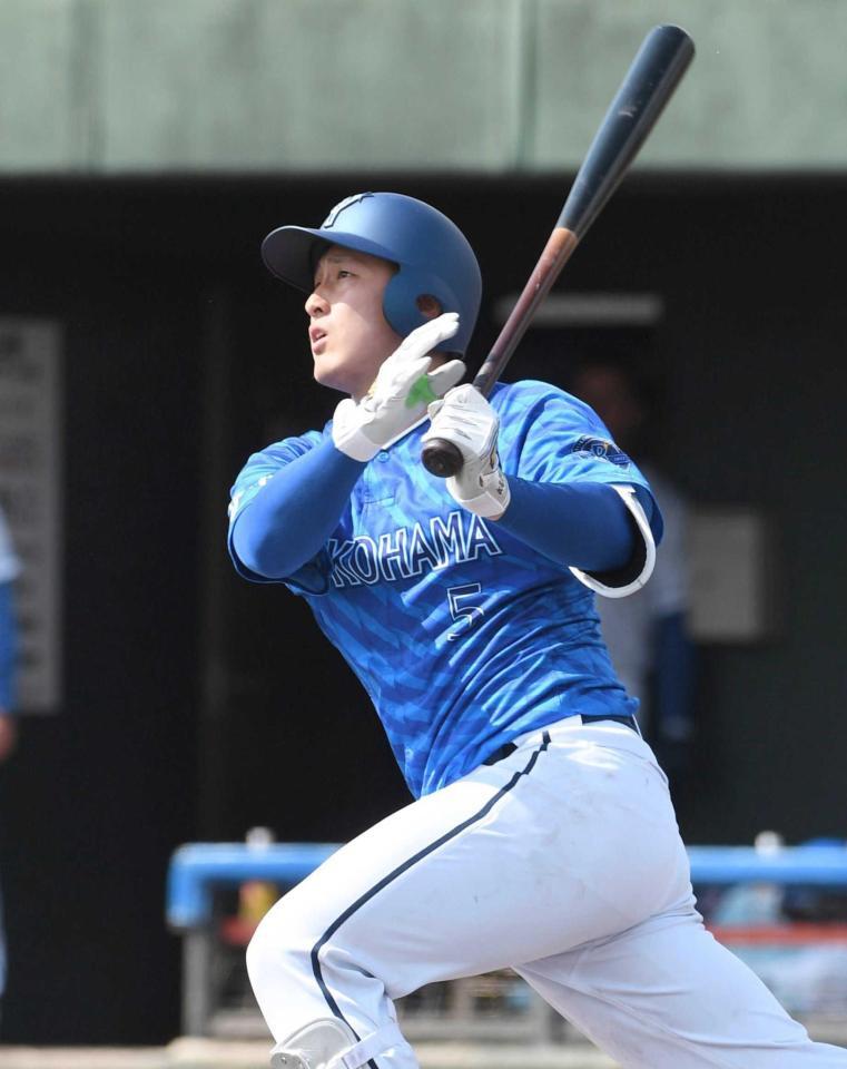 　左前打を放つＤｅＮＡ・松尾汐恩（撮影・佐々木彰尚）