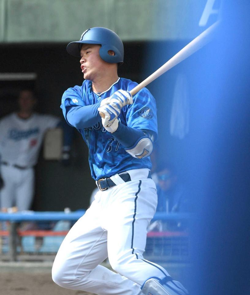 　三塁強襲適時内野安打を放つＤｅＮＡ・加藤響（撮影・佐々木彰尚）