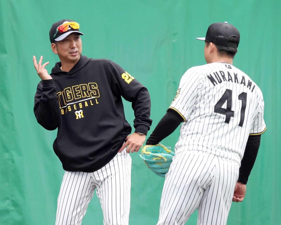 　藤川監督（左）からアドバイスを受ける村上（撮影・中田匡峻）