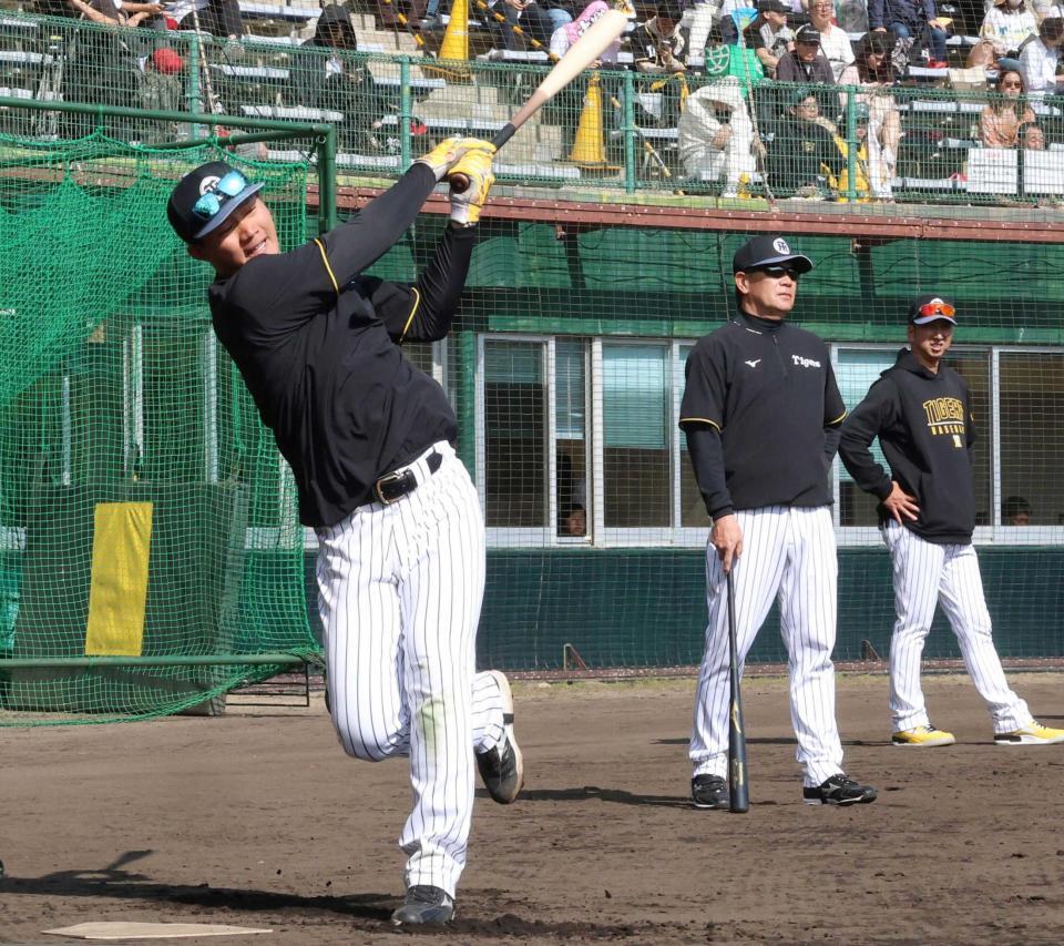 　ロングティーで、右足を上げて打ち込む森下