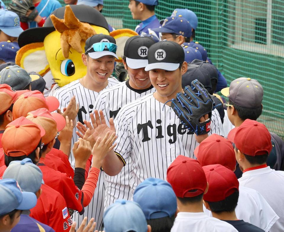 　子どもたちとハイタッチする佐藤蓮（手前）＝撮影・山口登