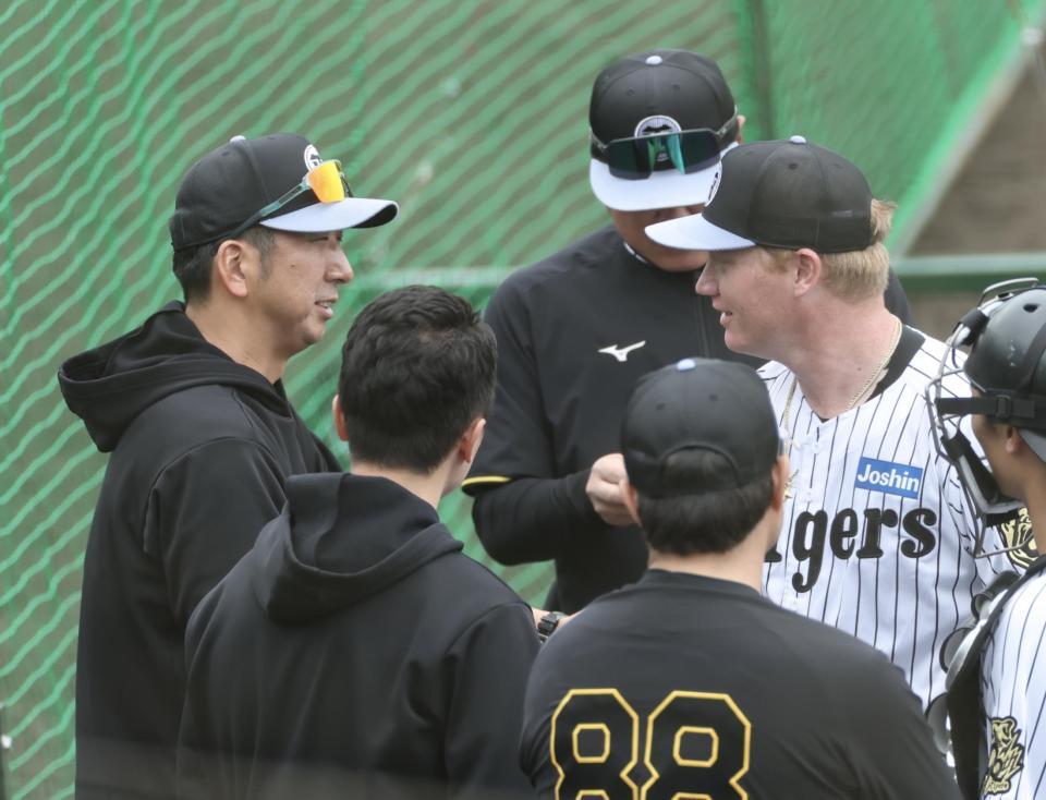 　藤川監督と話すネルソン（撮影・田中太一）