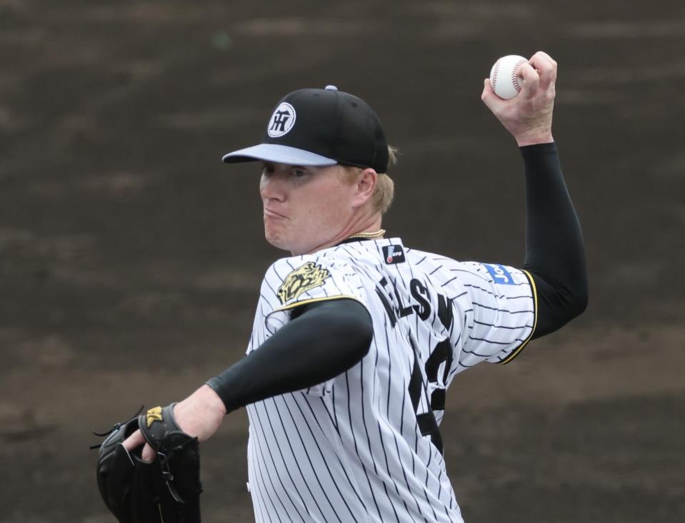 　バッティングピッチャーでナックルを投げ込むネルソン（撮影・田中太一）