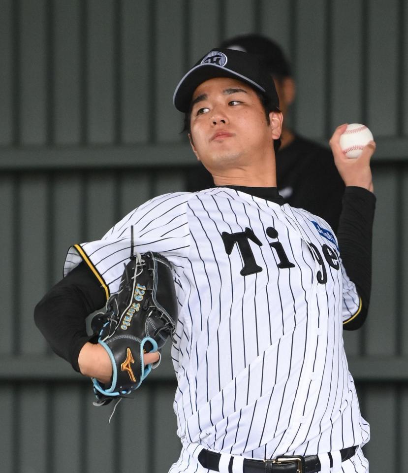 　ブルペンで投球練習する高橋（撮影・西田忠信）