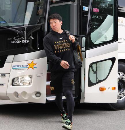 　球場入りする石井（撮影・北村雅宏）