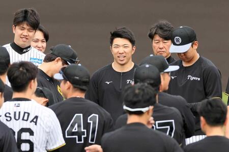 　投手陣の組む円陣で笑顔を見せる石井（中央）（撮影・北村雅宏）