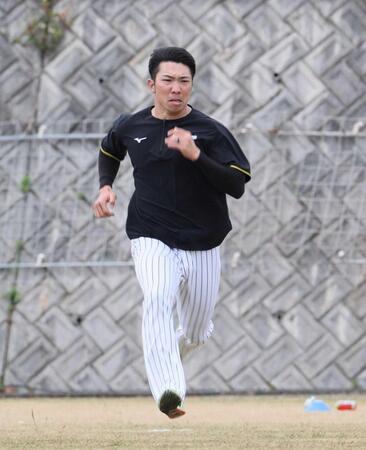 　ダッシュを繰り返す石井（撮影・北村雅宏）