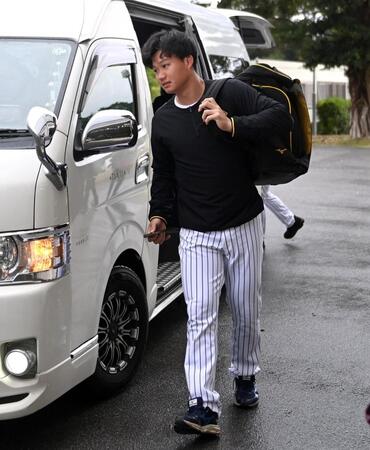 　球場入りする森下（撮影・田中太一）