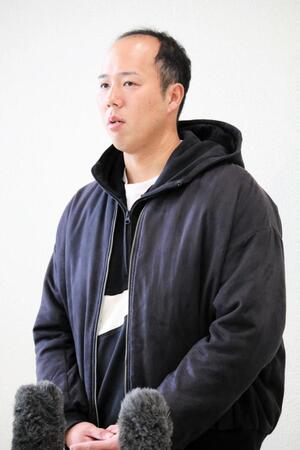 　渡米前に取材へ応じる青柳