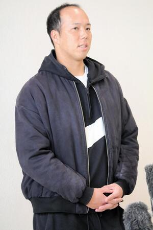 　渡米前に取材に応じる青柳