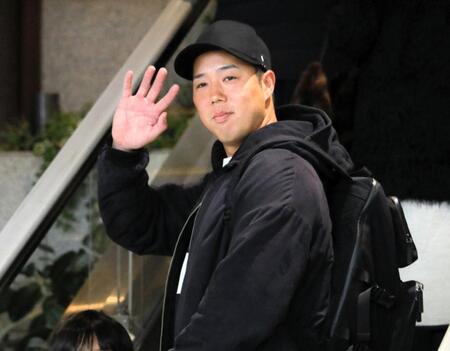 　見送りに手を振って応える青柳