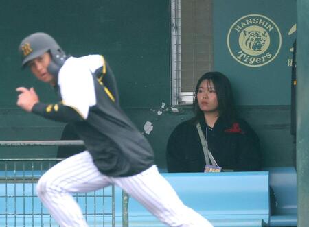 　阪神キャンプを訪問した勝みなみ（撮影・金田祐二）