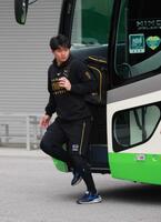 　球場入りする森下（撮影・金田祐二）