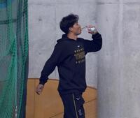 　別メニュー調整の森下（撮影・金田祐二）