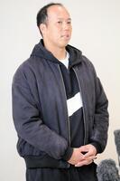 　渡米前に取材に応じる青柳