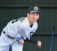 　ブルペンで投げ込む今朝丸（撮影・西田忠信）