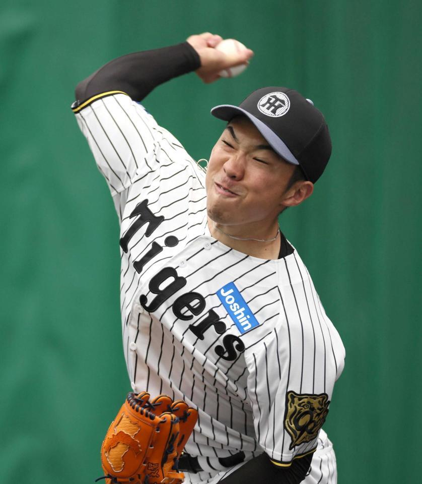 　ブルペンで投球練習する石井（撮影・北村雅宏）