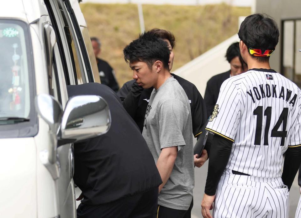 　練習を終え、タクシーに乗り込む石井（中央）（撮影・北村雅宏）