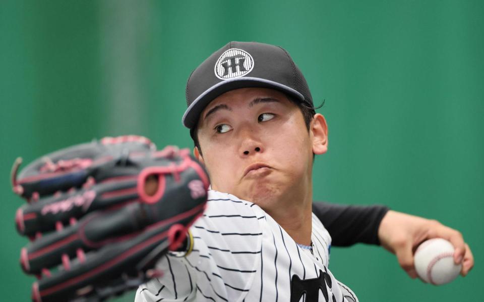 　ブルペンで投球練習する門別（撮影・北村雅宏）