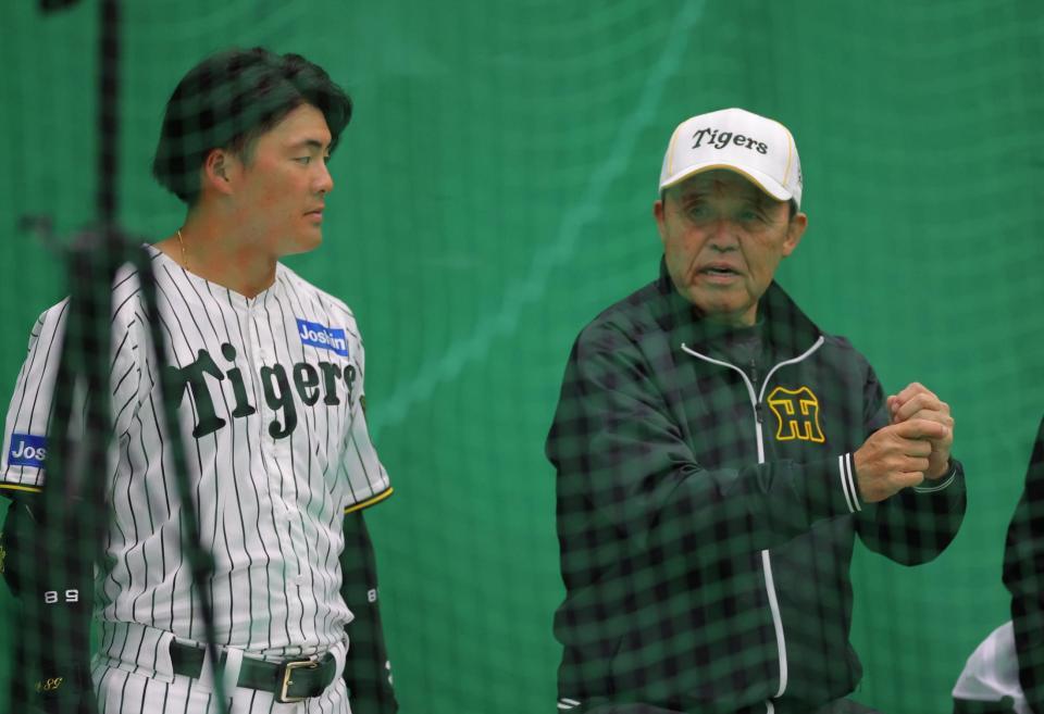 　前川（左）と岡田顧問（撮影・金田祐二）