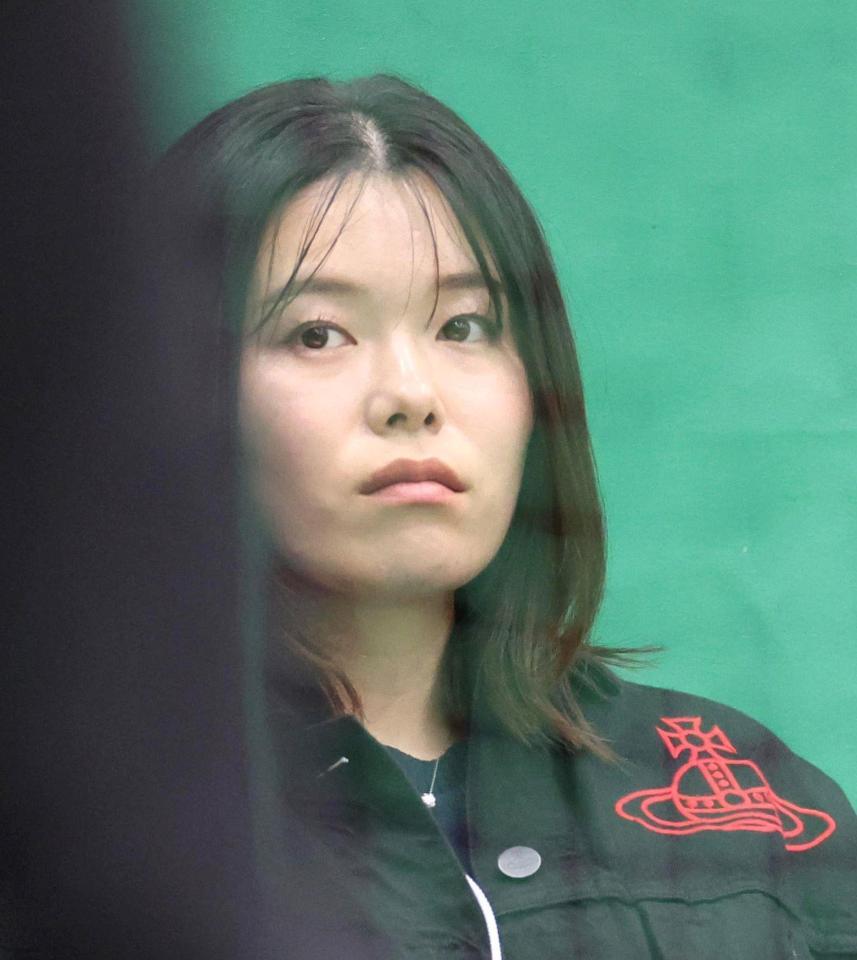 　ブルペンで見学する勝みなみ（撮影・北村雅宏）