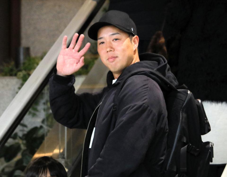 　見送りに手を振って応える青柳