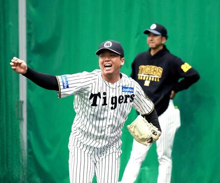 　藤川監督の前で投球練習に励む村上（撮影・金田祐二）