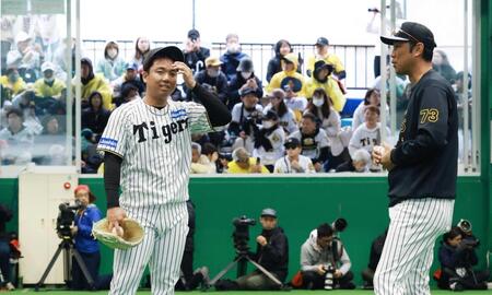 　投球練習を終え金村コーチと話す村上（撮影・金田祐二）