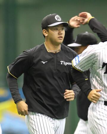 　ウオーミングアップする門別（撮影・北村雅宏）