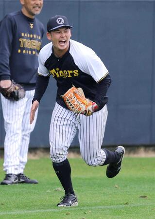 　守備練習で張り切る野口（撮影・金田祐二）