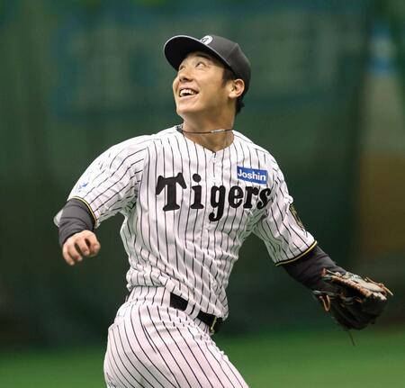 　守備練習でボールを追いかける豊田（撮影・田中太一）