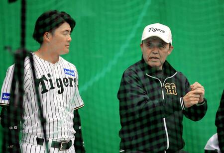 　前川（左）にアドバイスする岡田オーナー付顧問（撮影・金田祐二）