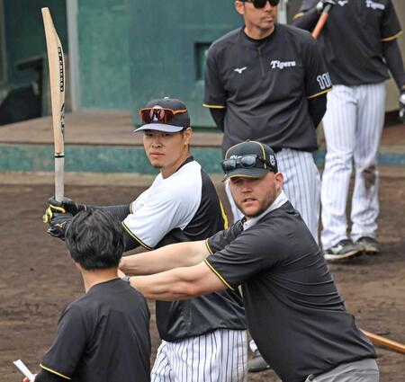 阪神・佐藤輝は「日本で一番の打者」サンズ“師匠”からラストメッセージ　キャンプ滞在終了、恩返し誓った