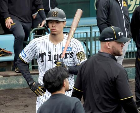 　打撃練習を待つ佐藤輝。右はジェリー・サンズ駐米スカウト（撮影・田中太一）