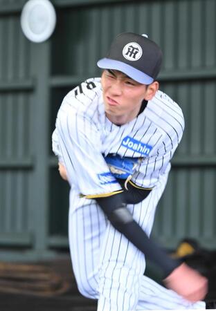 阪神・ドラ２今朝丸　変化球交え３０球「順調」　堂々ブルペンに平田２軍監督「もう実戦を意識して投げてるもんすごいよ」