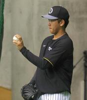 　調整する門別（撮影・金田祐二）