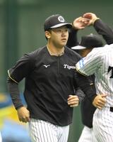 　ウオーミングアップする門別（撮影・北村雅宏）