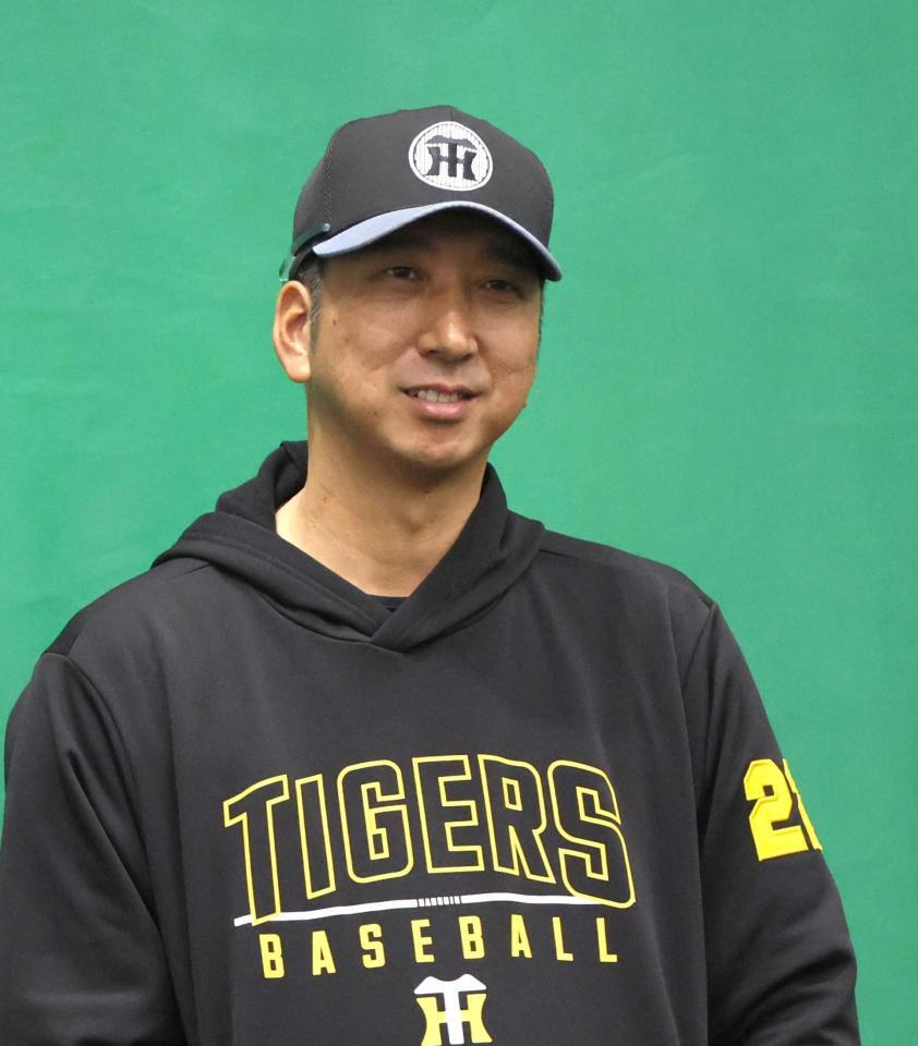 　木下の投球を見る藤川監督（撮影・北村雅宏）