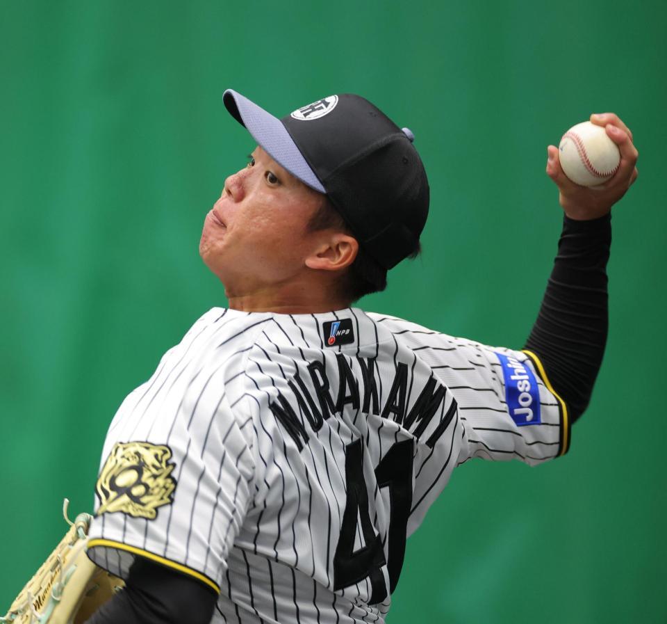 　ブルペンで力投する村上（撮影・金田祐二）