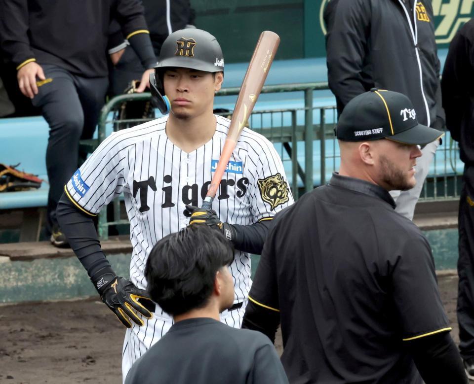 　打撃練習を待つ佐藤輝。右はジェリー・サンズ駐米スカウト（撮影・田中太一）