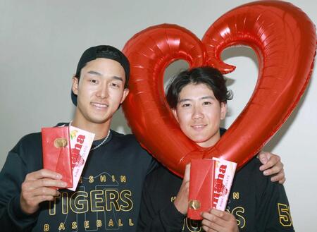 　バレンタインデーに笑顔の小幡（左）と山田のイケメンコンビ（撮影・金田祐二）