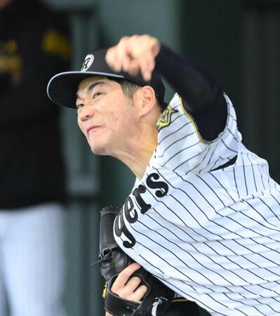 　ブルペンで投球練習する伊藤稜＝１３日（撮影・西田忠信）