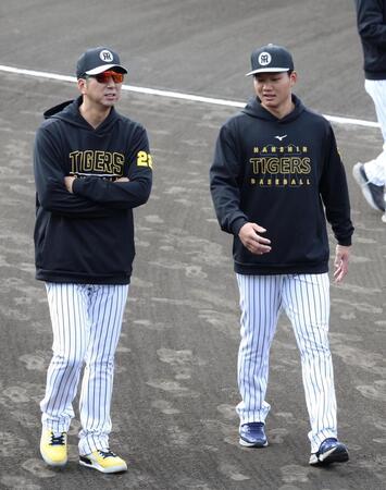 　森下に話しかける藤川監督（撮影・田中太一）
