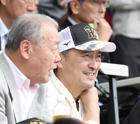 　試合を見る渡辺謙と福本氏（撮影・田中太一）