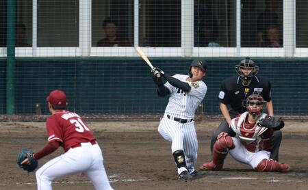 　５回、右越え３ランを放つ前川（撮影・金田祐二）