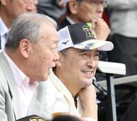 　試合を見る渡辺謙と福本氏（撮影・田中太一）
